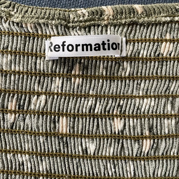 Flirty FEMME super flattering Reformation sage grewn floral puff sleeve top 4 💕 - Picture 2 of 8